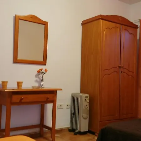 Amparo Hayas Konukevi 2*
